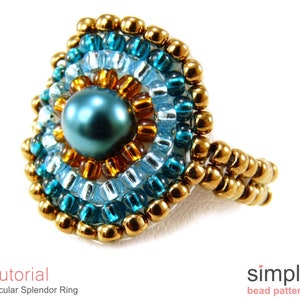 Könnte beinhalten: Ein Perlenring mit einem türkisfarbenen und goldenen Design. Der Ring hat eine große türkisfarbene Perle in der Mitte und ist von kleineren türkisfarbenen und goldenen Perlen umgeben.