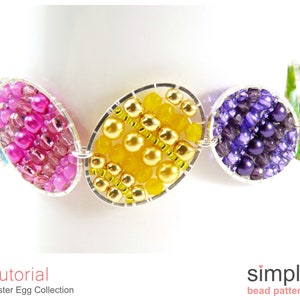 Puede incluir: Pulsera de cuentas con tres dise&ntilde;os en forma de huevo en rosa, amarillo y morado. Los huevos est&aacute;n rellenos de cuentas de varios tama&ntilde;os y colores, engarzados en marcos plateados. Tutorial "Colecci&oacute;n Huevos de Pascua".