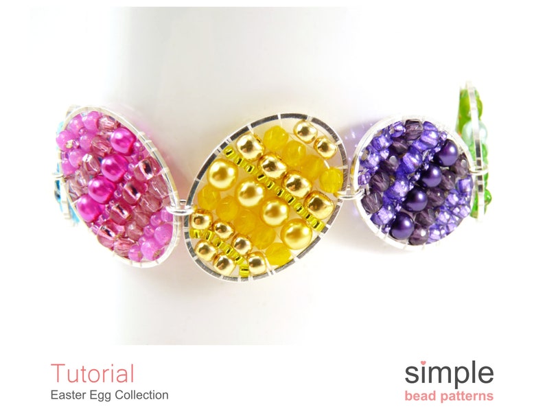 Puede incluir: Pulsera de cuentas con tres dise&ntilde;os en forma de huevo en rosa, amarillo y morado. Los huevos est&aacute;n rellenos de cuentas de varios tama&ntilde;os y colores, engarzados en marcos plateados. Tutorial "Colecci&oacute;n Huevos de Pascua".