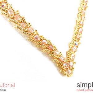 Puede incluir: Primer plano de un collar de cuentas doradas y rosadas con un dise&ntilde;o delicado e intrincado. El collar est&aacute; hecho con cuentas peque&ntilde;as y redondas y presenta un patr&oacute;n repetitivo de peque&ntilde;as formas puntiagudas.