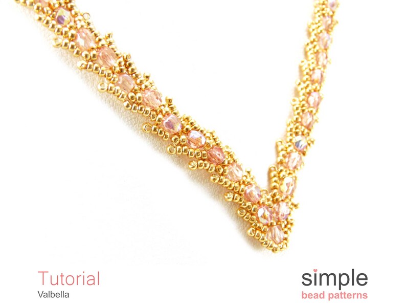 Puede incluir: Primer plano de un collar de cuentas doradas y rosadas con un dise&ntilde;o delicado e intrincado. El collar est&aacute; hecho con cuentas peque&ntilde;as y redondas y presenta un patr&oacute;n repetitivo de peque&ntilde;as formas puntiagudas.