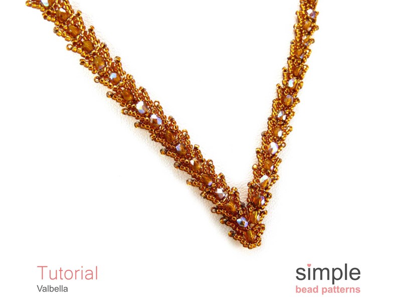 Puede incluir: Un collar de cuentas doradas con un dise&ntilde;o en forma de V. El collar est&aacute; hecho con peque&ntilde;as cuentas facetadas que crean un efecto brillante. El collar es una pieza de joyer&iacute;a simple y elegante.