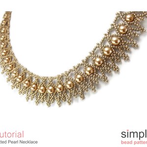 Puede incluir: Un collar de cuentas doradas con un dise&ntilde;o de red y grandes perlas doradas. El collar est&aacute; sobre un fondo blanco. Tutorial: Collar de perlas en red. simple bead patterns.