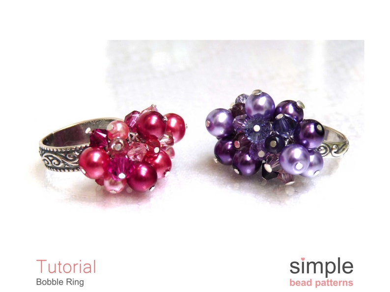 Może przedstawiać: Dwa regulowane pierścionki z gromadą r&oacute;żowych i fioletowych koralik&oacute;w. Pierścionki są srebrne i mają ozdobny wz&oacute;r. Korale są mieszanką okrągłych i fasetowanych.