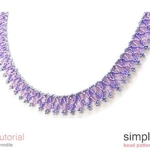 Puede incluir: Un collar de cuentas de color morado y rosa con un patrón de degradado de color. El collar está hecho con pequeñas cuentas de semillas y tiene un aspecto delicado y femenino.