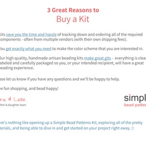 Pu&ograve; includere: Uno sfondo bianco con il testo "3 Great Reasons to Buy a Kit". Il testo &egrave; in rosso. Sotto il testo ci sono tre motivi numerati che spiegano perch&eacute; acquistare un kit di perline &egrave; una buona idea. Il testo &egrave; in nero. Il testo dice: "I kit ti fanno risparmiare tempo e fatica nella ricerca e nell'ordinazione di tutti i componenti necessari, spesso da pi&ugrave; fornitori (con le loro spese di spedizione)."  "Ottieni esattamente ci&ograve; di cui hai bisogno per creare lo schema di colori che ti interessa."  "I nostri kit di perline artigianali di alta qualit&agrave;, fatti a mano, sono ottimi regali: tutto &egrave; chiaramente etichettato e confezionato con cura, in modo che tu o il tuo destinatario possiate godere di una fantastica esperienza di perline."
