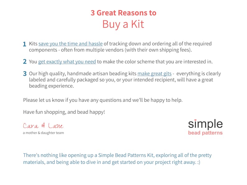 Pu&ograve; includere: Uno sfondo bianco con il testo "3 Great Reasons to Buy a Kit". Il testo &egrave; in rosso. Sotto il testo ci sono tre motivi numerati che spiegano perch&eacute; acquistare un kit di perline &egrave; una buona idea. Il testo &egrave; in nero. Il testo dice: "I kit ti fanno risparmiare tempo e fatica nella ricerca e nell'ordinazione di tutti i componenti necessari, spesso da pi&ugrave; fornitori (con le loro spese di spedizione)."  "Ottieni esattamente ci&ograve; di cui hai bisogno per creare lo schema di colori che ti interessa."  "I nostri kit di perline artigianali di alta qualit&agrave;, fatti a mano, sono ottimi regali: tutto &egrave; chiaramente etichettato e confezionato con cura, in modo che tu o il tuo destinatario possiate godere di una fantastica esperienza di perline."