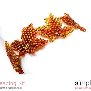 Pu&ograve; includere: Un braccialetto di perline con un design di tre foglie autunnali in tonalit&agrave; arancio e oro. Il braccialetto &egrave; realizzato con piccole perline a seme ed &egrave; un kit di perline fai-da-te.