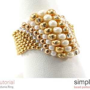 Könnte beinhalten: Ein goldener und weißer Perlenring mit wellenförmigem Design. Der Ring befindet sich auf einem weißen Präsentationsständer. Der Text "Tutorial" und "Neptunia Ring" befindet sich unter dem Ring. Der Text "simple bead patterns" befindet sich unter dem Ständer.