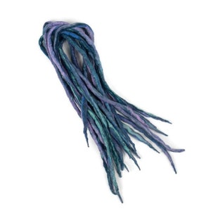 Könnte beinhalten: Ein Satz blauer und lilafarbener Wolldreadlocks. Die Dreadlocks sind lang und dünn und liegen in einem lockeren Bündel.