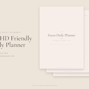 Könnte beinhalten: Ein undatierter Tagesplaner mit beigem Hintergrund und dunklem Text. Das Deckblatt zeigt Focus Daily Planner, ADHD Friendly Daily Planner, A4 Portrait PDF und Tablet Landscape PDF. Mehrere gestapelte Seiten sind dahinter sichtbar.