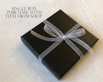 Ajoutez une boîte cadeau noire de luxe avec nœud à votre article avec un insert de carte personnalisé en option ! DOIT être acheté avec l'article en magasin.