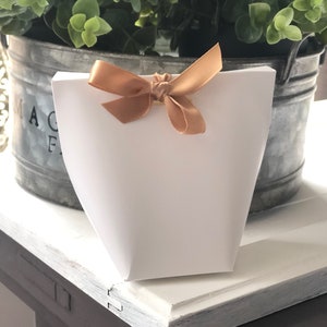 Boîte cadeau blanche avec ajout de ruban doré | Doit être acheté avec l'article de la boutique