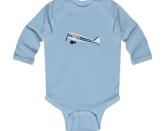 Baby-Langarmbody mit blau-weißer Piper Cub Flugzeugillustration