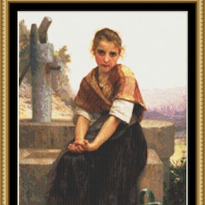 Op de afbeelding: Een jong meisje in een bruine sjaal en een wit blouse zit op een stenen rand met een groene kruik aan haar voeten. Het meisje heeft een serieuze uitdrukking op haar gezicht en haar handen zijn gevouwen in haar schoot. De achtergrond is een wazig landschap met een stenen muur en een boom.