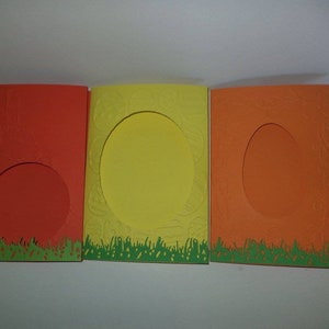 Questi sono biglietti pieghevoli ideali per un punto pasquale. 3 dimensioni di apertura tra cui scegliere. Il biglietto è in rilievo con uova, conigli o fiori.