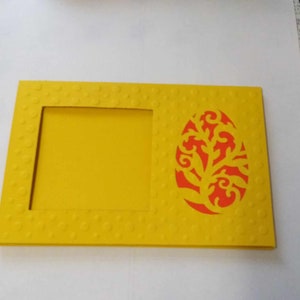 Il s'agit d'une carte d'essai idéale pour un point de Pâques, la carte est gaufrée avec des taches et un œuf