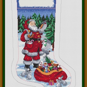 Może przedstawiać: Święty Mikołaj stoi w zasneżonym lesie trzymając listę i ptaka. Obok niego znajduje się duży czerwony worek wypełniony zabawkami. Na pierwszym planie znajdują się dwa białe króliki.