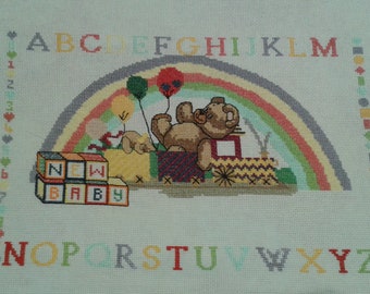 NYHET är ett korsstygnskit med 14 st Baby Sampler-motiv.