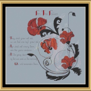 Könnte beinhalten: Kreuzstich-Kunstwerk mit roten Mohnblumen und schwarzem Blattwerk vor hellblauem Hintergrund. Der Text "For the Fallen" und ein Gedicht sind in Rot und Grau gestickt. Das Kunstwerk ist in einem goldfarbenen Rahmen gerahmt.