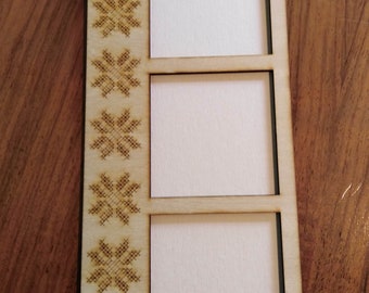 Te trzy małe ramki o wymiarach 7 x 7 cm wykonane są z drewna. Idealne do zdjęć lub wzorów haftu krzyżykowego.