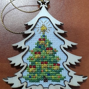 Décoration de sapin de Noël 2 en 1 7,6 x 6,3 cm et petit kit de cartes sur Aida en argent ou or 18 carats avec cadre en bois et carte porte-bonheur.