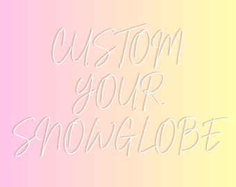 Op de afbeelding: Een grafisch ontwerp met een zacht kleurverloop dat van roze aan de linkerkant naar geel aan de rechterkant gaat. De tekst CUSTOM YOUR SNOWGLOBE is in een wit, cursief, handgeschreven lettertype in het midden geplaatst.