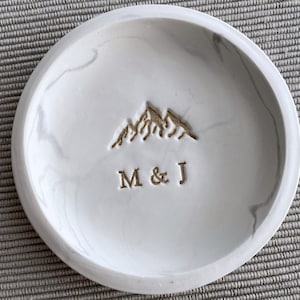 Plato de anillo personalizado de montaña, soporte de anillo de boda, plato de anillo para amantes de la naturaleza, regalo de compromiso de parejas, regalo de boda único en su tipo imagen 6