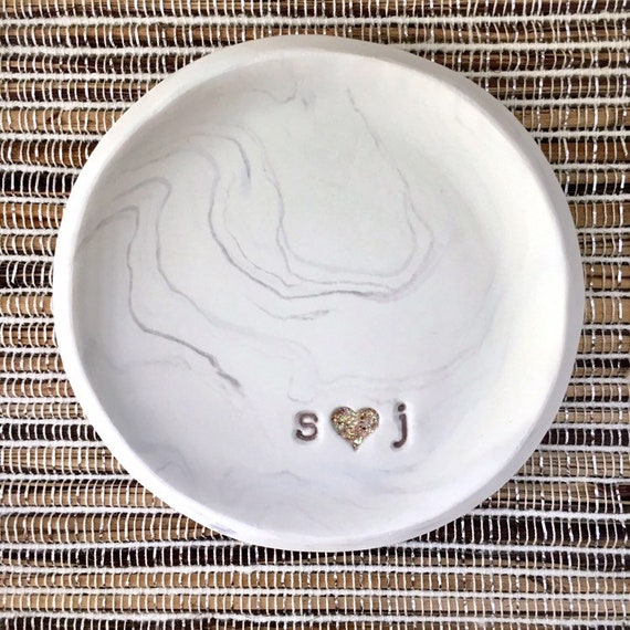 Schmucktablett Ringschale mit Initiale Personalisierte Schmuckschale und Schmuckschale mit goldenen Initialen Key Bowl Keramikhalter einzigartige Hochzeit oder Verlobungsgeschenk
