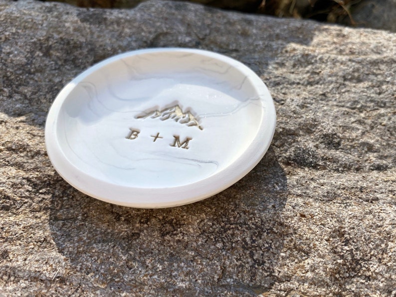 Plato de anillo personalizado de montaña, soporte de anillo de boda, plato de anillo para amantes de la naturaleza, regalo de compromiso de parejas, regalo de boda único en su tipo imagen 2