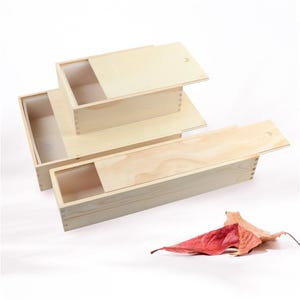 Può includere: Un set di tre tazze in ceramica con finitura opaca e macchiettata. Ogni tazza presenta un colore diverso: azzurro, crema e grigio. Le tazze hanno un design semplice e moderno e un manico comodo.