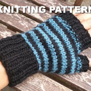 Könnte beinhalten: Gestreifte Fingerlose Handschuhe mit einer schwarzen Manschette. Die Handschuhe sind in einem blauen und schwarzen Farbmuster gestrickt.