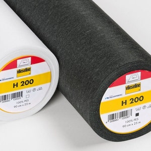 以下が含まれることがあります： 白と黒の接着芯のロールが2つ。それぞれに「vlieseline H 200」と書かれた黄色のラベルが付いています。ラベルにはバーコード、洗濯表示、および「100% PES 90 cm x 25 m」のテキストも含まれています。