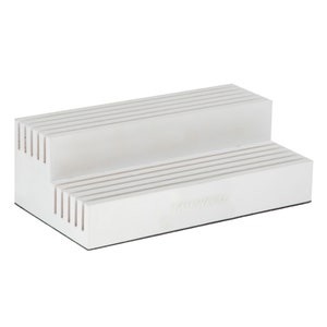 以下が含まれることがあります： 黒色の滑り止め付きの底を持つ、白いプラスチック製の2段棚オーガナイザー。棚にはアイテムを整理するためのスロットがあります。