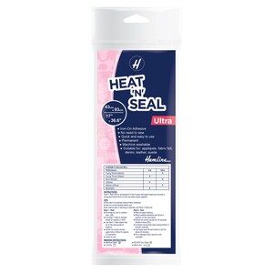 Könnte beinhalten: Eine Packung Heat 'N' Seal Ultra Bügelkleber. Die Verpackung ist weiß mit rosa und marineblauen Elementen. Sie misst 43 x 93 mm und 36,6 cm lang. Geeignet für verschiedene Stoffe.