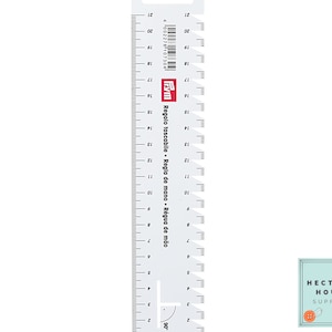 以下が含まれることがあります： 黒色の目盛りが付いた白いプラスチック製の定規。定規の長さは18インチ（45.7 cm）で、インチとセンチメートルの目盛りがあります。定規には「Regolo tascabile. Regla de mano. Régua de mão」というテキストが印刷されています。定規にはPrymのロゴも印刷されています。