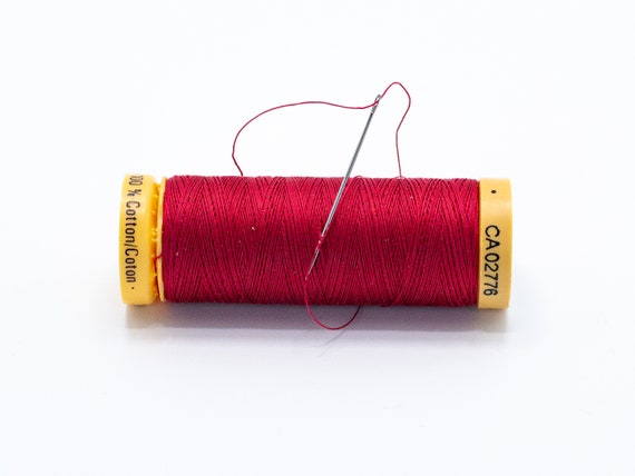 Filo di cotone rosso Gutermann, bobina da 100 m, 2453, fili per cucire a  mano, 100% cotone per macchina o tagliacuci -  Italia