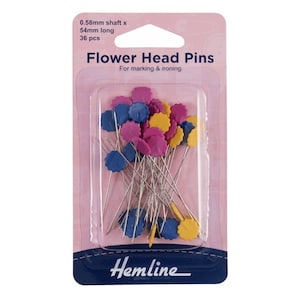 以下が含まれることがあります： マーキングとアイロンがけ用のフラワーヘッドピン36本入りパック。ピンは直径0.58mm、長さ54mm。ヘッドは青、黄、ピンクです。