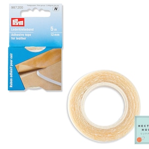 Könnte beinhalten: Lederklebeband mit dem Text "Frym Lederklebeband Adhesive tape for leather". Das Klebeband ist 12 mm breit und wird in einer 5 m Rolle geliefert. Die Verpackung ist blau und weiß, mit dem Text "Ruban adhésif pour cuir".