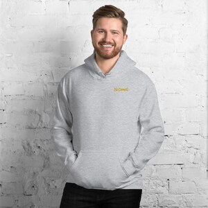 Bluza z kapturem z abstrakcyjnym motywem lwa z przodu, minimalistyczny nadruk z dużym kotem na plecach, złota metka z graffiti na piersi, bluza unisex – brak komentarza zdjęcie 3