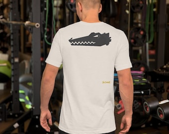 Abstract Crocodile T-Shirt, Minimalist Reptile Back Print, Gold Graffiti Tag, Unisex Graphic Top – No Comment