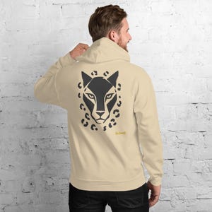 Sudadera con capucha con estampado abstracto de leopardo en la parte delantera, estampado minimalista de felino grande en la espalda, etiqueta dorada con grafiti en el pecho, sudadera unisex – Sin comentarios imagen 9