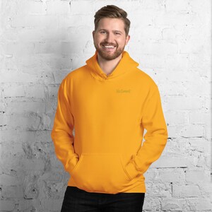 Bluza z kapturem z abstrakcyjnym motywem lwa z przodu, minimalistyczny nadruk z dużym kotem na plecach, złota metka z graffiti na piersi, bluza unisex – brak komentarza zdjęcie 13