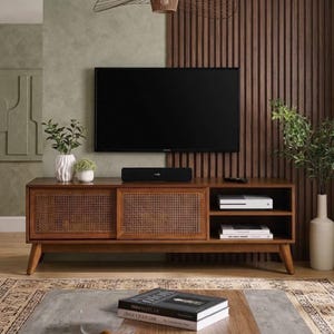 Mobile porta TV in stile Mid-Century Modern, consolle multimediale con ante scorrevoli in rattan color noce chiaro.