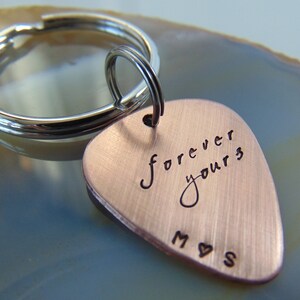 Könnte beinhalten: Kupferner Gitarren-Plektrum-Schlüsselanhänger mit den Worten "forever yours" und den Initialen "M & S" eingraviert.