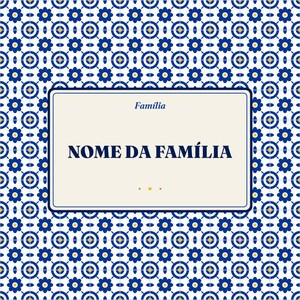 May include: A rectangular sign featuring a cream-colored center with the text "Fam&iacute;lia" and "NOME DA FAM&Iacute;LIA" in dark blue, accented by three small yellow dots. The border is surrounded by a repeating blue and white floral tile pattern.
