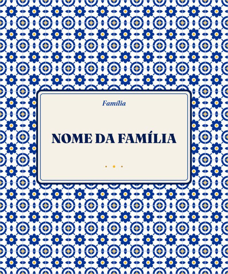 May include: A rectangular sign featuring a cream-colored center with the text "Fam&iacute;lia" and "NOME DA FAM&Iacute;LIA" in dark blue, accented by three small yellow dots. The border is surrounded by a repeating blue and white floral tile pattern.