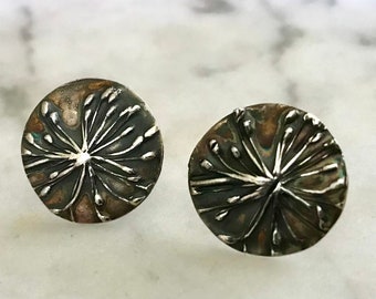 Oorbellen - ronde vorm. Botanisch zilveren oorknopjes, gepatineerde metalen klei, 18 mm