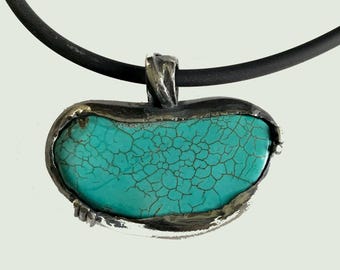 Zilveren ketting met turkoois.