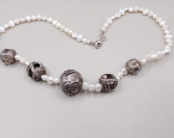 Ketting met zilveren ballen. Fantasy PMC-ketting met barokparels.